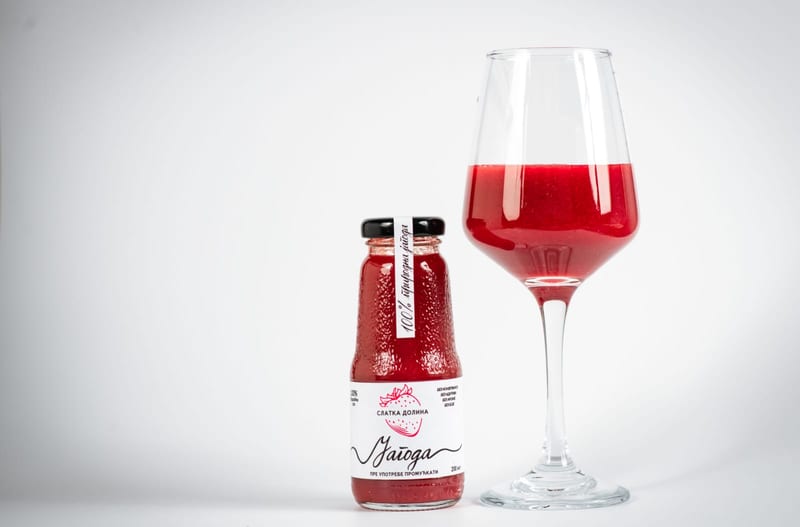 Flašica jagode od 200 ml uz čašu