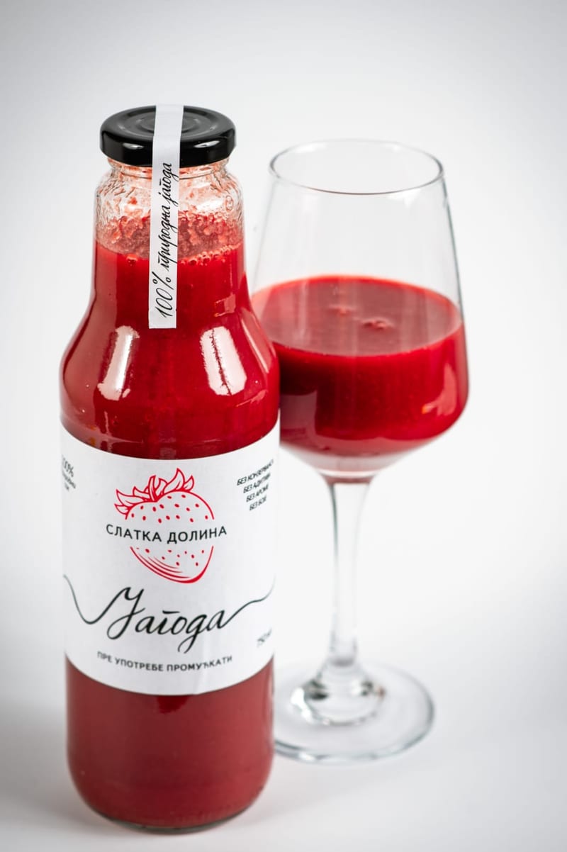 Sok od jagode nalivan u čašu za vino