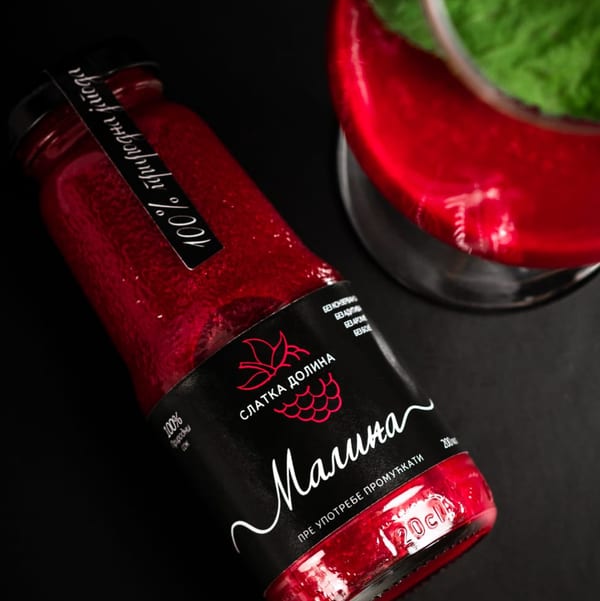 Flašica od 200 ml hladno ceđenog soka od maline sa crnom etiketom