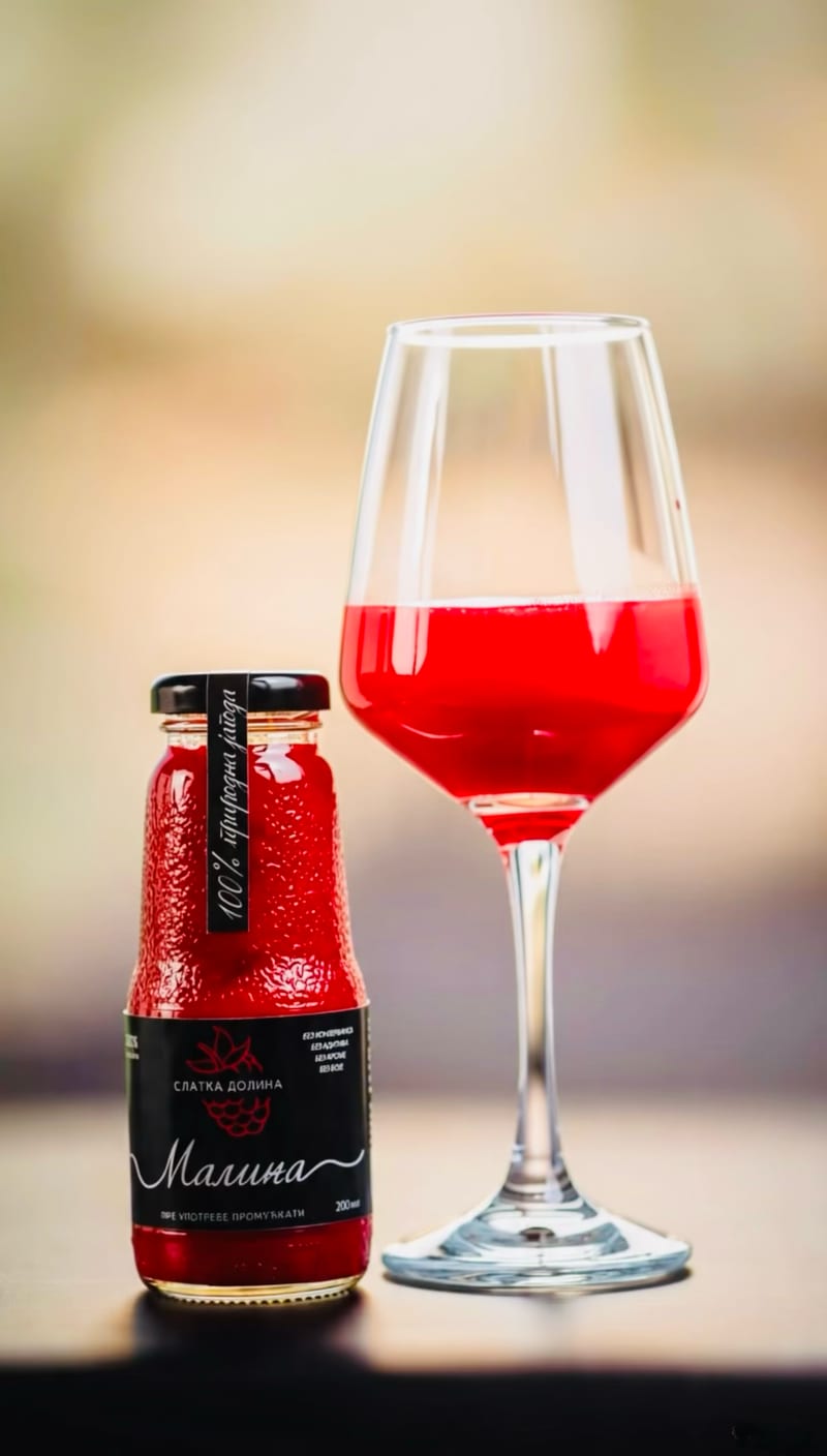 Flašica maline od 200 ml uz čašu